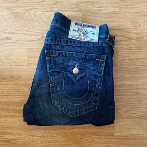 True Religion Boot Cut Jeans - !skicka bud för snabb affär! Feta true religion bootcut jeans. Storlek 32. Super bra skick. Skriv om ni undrar någonting eller om ni vill ha fler bilder 📲