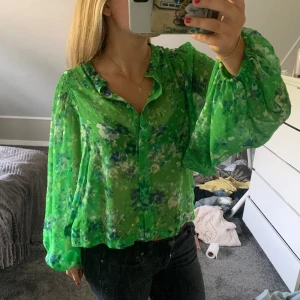 Grön blus  - Super cool grön blus, strl M (jag har strl S). Den är hel och har inga defekter, fint skick! Alla knappar sitter på. (Vet nt varför bilderna blev upp och ner)🤗