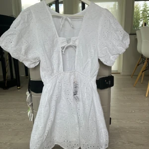 Sommarklänning  - Vit oanvänd sommarklänning i storlek: 158-164 från Gina Tricot 