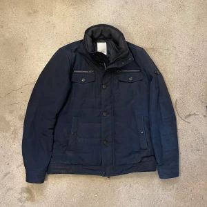 J.Lindeberg jacka - Hej! Säljer denna riktigt snygga J.Lindeberg jackan i strl L! Jackar är i mycket bra men använt skick. Perfekt till hösten. Kostar runt 3k ny och säljes för endast 749kr! Hör av er om ni har några frågor eller funderingar!