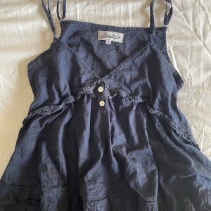 Jättefin Mörkblå top - ⚠️OBS detta linne är reserverat ett par dagar, om den inte har blivit sålt kom gärna tillbaks!⚠️ En jättefin sommartop med vackra detaljer, köpte här på Plick men säljer för att den inte kommer till användning💕 inga defekter, stl 34