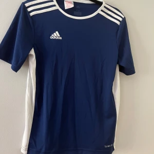 ADIDAS TRÖJA  - Adidas tröja blå.  Skick 9/10 Säljer för jag växt ur den