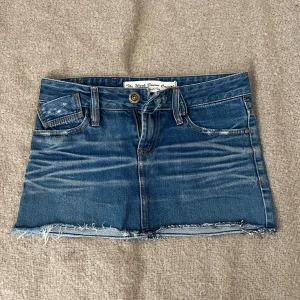 Denimskirt - Mini jeanskjol som är köpt vintage och ör i bra skick! Midja 39cm. Längd 30cm