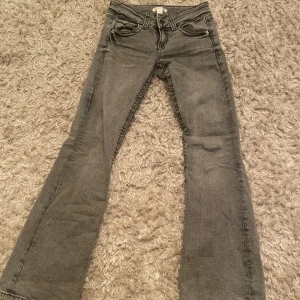 Lågmidjade bootcut jeans Gina Young. - Jätttefina jeans, använda fåtal gånger och Säljer pågrund av att de är för små😣. Nypris är 349😀 inga defekter. Storlek 152!