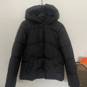Vinterjacka Vero Moda - Jättefint skick!  Endast använd en vinter. Varm och skön.  Svart.  Inga defekter.