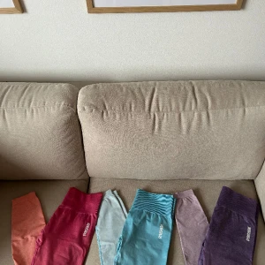 3st Gymshark tights (helt nya)  - Aldrig använda. Bara legat i garderoben.  Nypris på dessa är 699:- stycket!   Stl M men passar även en S.    