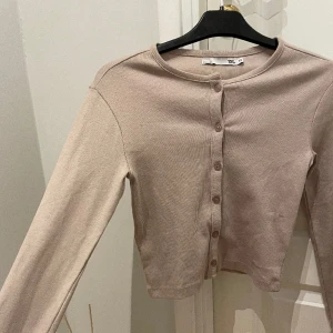 Beige tröja med knappar  - En beige tröja med knappar, kommer inte till användning så tänkte sälja den. Har bara använt en gång🫶🏻