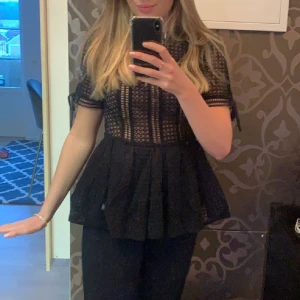 Self Portrait Blus  - Blus inhandlad från en Vintagebutik på Östermalm ifrån märket Self Portrait. Säljs inte längre och nypris ligger på ca 2000kr. Är i helt oanvänt skick och kan skicka som spårbart! 🖤