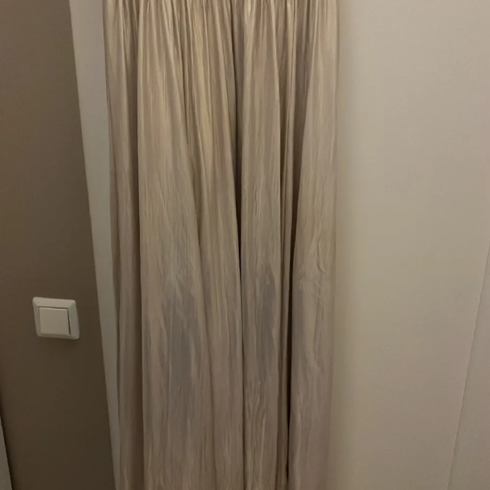 Jag säljer min balklänning från bubbleroom!! Den är endast använd en kväll och den är i stort sett i nyskick💕💕Klänningen är i storlek 34 och den är nån cm för lång för mig som är 167 cm lång, men den går att sy upp om man är kortare!. Klänningar.