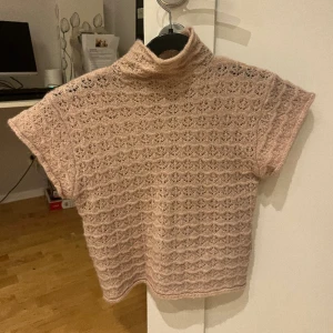 Topp - Jättesöt stickad topp i gammalrosa färg med liten krage från ZARA. Sitter jättefint. 