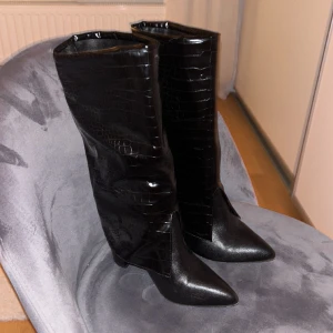 Svarta stövlar - Säljer mina svarta stövlar nu pågrund av att dom är försmå, skriv gärna privat vid frågor💞