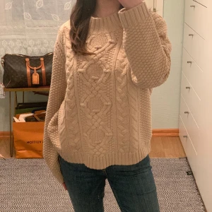 Stickad tröja - Säljer denna väldigt tjocka och sköna stickade tröja från Lager 157 som inte kommit till användning 💕Värmande och skön till den kalla vintern!!