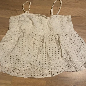 Vitt linne  - Säljer detta supergulliga linne från bikbok! Köparen står för frakten💞