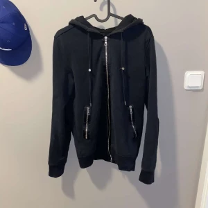 Limitato hoodie - Snygg limitato hoodie i storlek S. Skicket är 9,5 inga skador eller fel. Köpt på Nordlund i Växjö. Skriv om ni har några frågor eller funderingar 