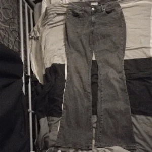 Flared gina tricot jeans - Fina utsvängda jeans i ny skick, endast använda 1 gång. Ytterst lite långa på mig som är 164,5cm. Nypris 499kr💖