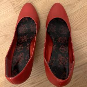 Klack höjd 8 cm Väl använda favorit skor som du kan dansa länge med. Sexiga röda pumps.
