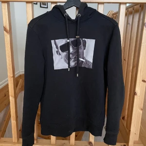 Limitato hoodie (Limiterad) - Tja! Säljer nu min tvärsnygga hoodie från Limitato. En av de 500 som gjordes, väldigt sällsynt. Köpt för 2600kr. Box, prislapp och allt og tillkommer. Skick: 9/10, bara lite missfärgad vid luvan, inget allvarligt. Kontakta mig för fler bilder eller info!