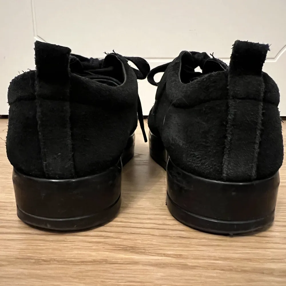 Svarta mocka sneakers. Ordinarie pris 1000kr. Endast sulan är lite sliten. Mocka lädret är i inköps skick. Jätte fina skor. . Skor.