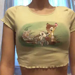 En så söt baby tee i storlek XS med motiv från filmen Bambi. Är stretchig och i nyskick. 