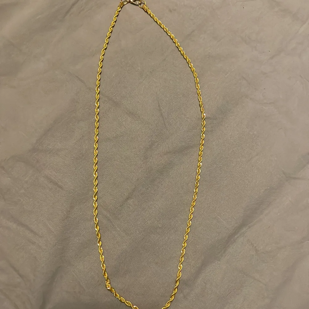 Guld Cordell halsband 60cm man får med blomman med diamanter som man kan välja att ha på eller ta av sjölv . Accessoarer.