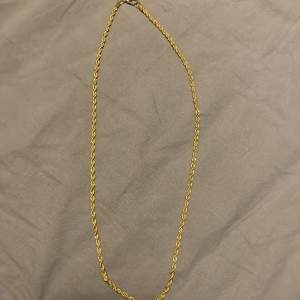 Guld Cordell halsband 60cm man får med blomman med diamanter som man kan välja att ha på eller ta av sjölv 