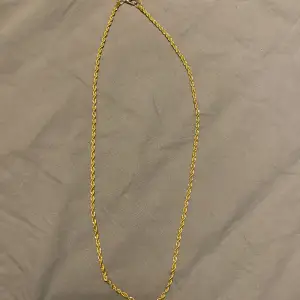 Guld Cordell halsband 60cm man får med blomman med diamanter som man kan välja att ha på eller ta av sjölv 