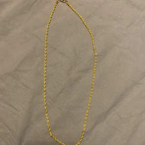 Cordell halsband  - Guld Cordell halsband 60cm man får med blomman med diamanter som man kan välja att ha på eller ta av sjölv 