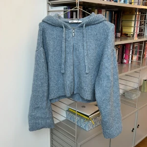 Stickad tröja  - Jättefin stickad zip Hoodie från Zara i blå💕Den är endast använd ett fåtal gånger och har inga tecken på användning.