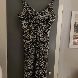  Mönstrad klänning - Superfin mönstrad klänning med knytning där fram, nyskick❤️
