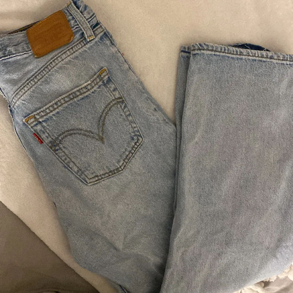 Säljer mina Levis jeans då jag växt ur dom. Bra skick. Dom är för korta för mig i benen och jag är 166. ❣️. Jeans & Byxor.