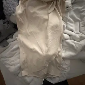 En begie omlott kjol från h&m. Köpt i sommras och aldrig använd