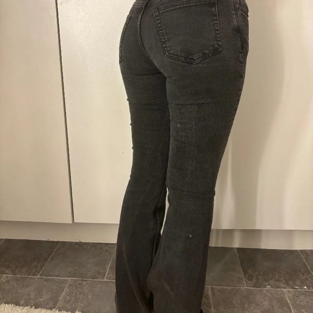 Jätte fina grå svarta lågmidjade  jeans ifrån weekday💗 Dom har inga skador, har dock använt dom men dom har varit väll omhändertagna. Nypris 590kr💗 Storlek 25💗. Jeans & Byxor.