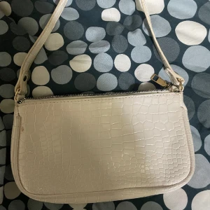 Väska - Super söt vit väska, har en pytteliten fläk men utöver de i ny skick