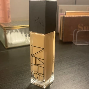 NARS Foundation - Säljer min NARS natural radiant longwear foundation i färgen FIJI😇 Uppskattad mängd kvar: 85% Säljer då den inte funkade på min hud😊