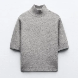 stickad t-shirt - nya stickade t-shirten från zara med hög krage! helt ny med prislapp, slutsåld på hemsidan💞 storlek s. tryck gärna på köp nu!