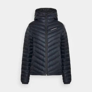 Peak performance jacka - Peak performance jacka säljes. Likadan som på bilden i storlek M. Dragkedjan glappar och går inte alltid att få ihop, därav priset!! Men hel och fin i övrigt. Egna bilder kan fixas om så önskas. Om priset inte passar kom med annat förlag😊