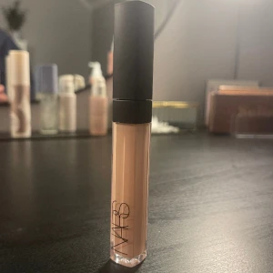 NARS concealer - Säljer min NARS radiant creamy concealer i fullsize. Säljer då den var i fel nyans för mig! Endast swatchad på handen. Färgen är Creme Brulée 😋