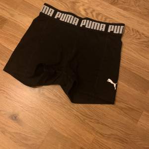 Svarta tränings shorts i märket Puma, perfekta vid löpning:))