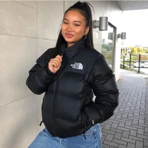 The Northface jacka - The Northface jacka modell 1996 retro nuptse (som på bilden)🤍 Storlek Junior L men passar XS. Jättefint skick, sparsamt använd. Säljer då jag aldrig använder. Nypris 2975 kr💞