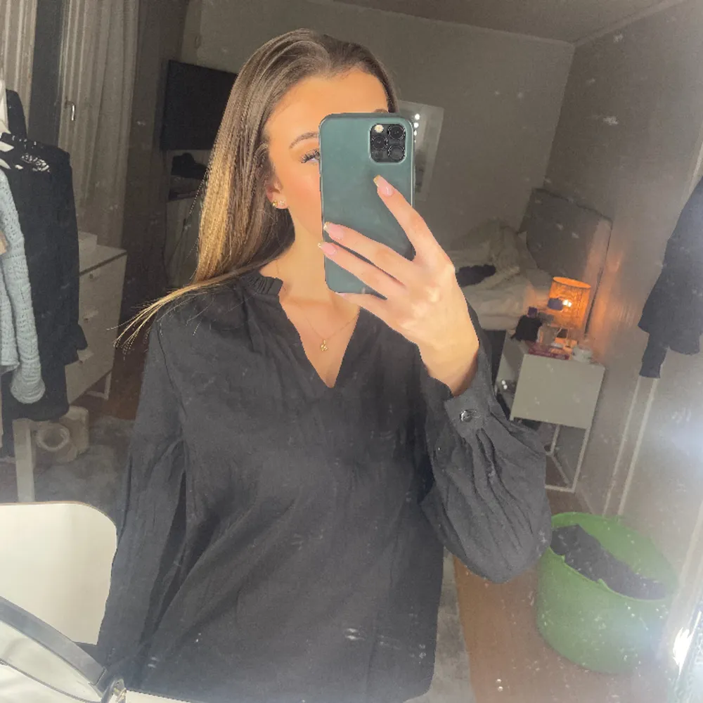 Så fin blus! (Den behöver strykas) Sparsamt använd💘 storlek L men skulle säga att det är S💘använd gärna köp nu🛍️💕. Blusar.