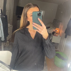 Blus - Så fin blus! (Den behöver strykas) Sparsamt använd💘 storlek L men skulle säga att det är S💘använd gärna köp nu🛍️💕