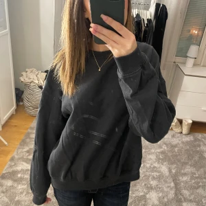 Sweatshirt  - Snygg stålgrå basic sweatshirt! Säljer då den inte används längre💘använd gärna köp nu!🛍️💕strl L men sitter snygg oversized på mig som har S!