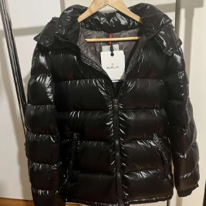 Moncler Maya  - Flera Maya Jacka, finns i stolek 3 Helt ny och oanvänd. För mer information kontakta mig. 