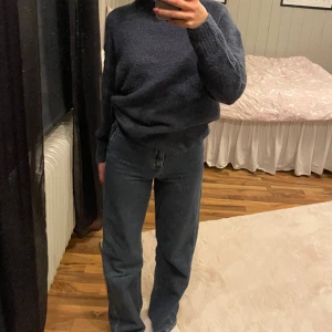 Levi’s jeans - Super snygga jeans som tyvärr inte används! Super hög midja så jätte bekväma och smickrande💕       W24 L31