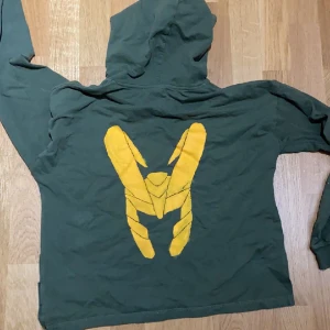 Loki hoddie  - En cool loki hoddie för alla Marvel fans där ute 💚🖤