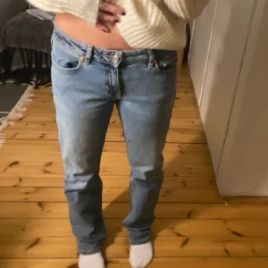 Lågmidjade jeans - Intressekoll då jag är osäker. Nypris 500kr, de är knappt använda. Pris kan diskuteras  