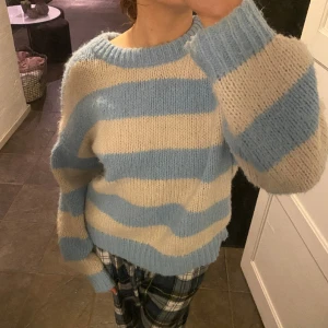 tröja - Mjukt stickad tröja med boxig passform. Vit- och blårandig. Ribbstickning vid ärmslut och nederkant.