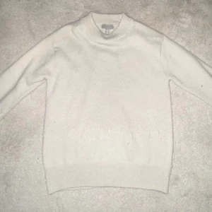 Stickad tröja  - Stickad beige tröja från Hm 💓 lite nopprig 