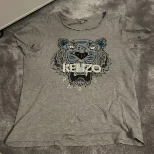 En skit fin kenzo t-shirt, säljer pga den inte kommer till andvändning! Pris går att diskuteras!