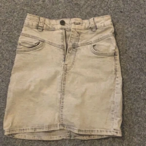 Kjol - Grå jeans kjol som är super fin men inte min stil. Känner inte till märket så säljer den billigt. Kontakta mig på dm vid frågor och bilder om kjolen ❤️